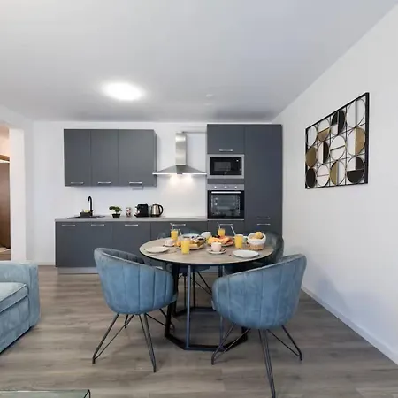 Luxury Two Bedrooms Jacuzzi Apartment *